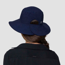 Załaduj obraz do przeglądarki galerii, Model Back: Uv Line Bob Hat California Nac Fem Navy Blue Upf50+
