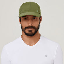 Załaduj obraz do przeglądarki galerii, Model Front: Uv Line Casquette Cap Uv Pro Masc Green Militar Upf50+
