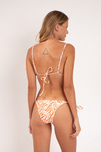 Załaduj obraz do przeglądarki galerii, Model Back: Rio De Sol Ensemble Set Sahari Lia Lacinho
