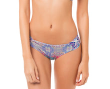 Załaduj obraz do przeglądarki galerii, Model Front: Saha Bas Calcinha Mapale Delilah
