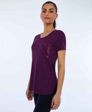 Załaduj obraz do przeglądarki galerii, Model Front: Alto Giro Fitness Haut T-Shirt Skin Fit Inspiracionais Roxo

