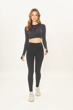 Załaduj obraz do przeglądarki galerii, Model Front: Uv Line Fitness Bas Legging Fit Aspen Black Upf50+
