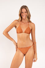 Załaduj obraz do przeglądarki galerii, Model Front: Rio De Sol Haut Top Shimmer-Nocciola Frufru

