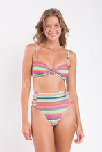 Załaduj obraz do przeglądarki galerii, Model Front: Rio De Sol Ensemble Set Supercolor Bandeau-Joy Highwaist-Spin
