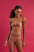 Załaduj obraz do przeglądarki galerii, Image 09: Rio De Sol Ensemble Set Shimmer-Copper Bandeau-Joy Essential
