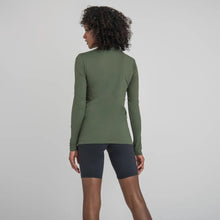 Załaduj obraz do przeglądarki galerii, Model Back: Uv Line T-Shirt Longsleeve Uvpro Fem Verde Militar Upf50+
