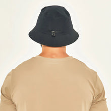 Załaduj obraz do przeglądarki galerii, Model Back: Uv Line Bob Hat Toronto Colors Masc Black Upf50+
