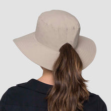 Załaduj obraz do przeglądarki galerii, Model Back: Uv Line Bob Hat California Nac Fem Sand Upf50+
