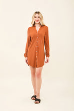 Załaduj obraz do przeglądarki galerii, Model Front: Uv Line Chemise Shirtdress Copenhagen Caramelo Upf50+
