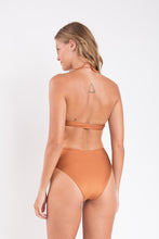 Załaduj obraz do przeglądarki galerii, Model Back: Rio De Sol Ensemble Set Nocciola Mila Hotpants
