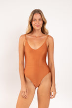 Załaduj obraz do przeglądarki galerii, Model Front: Rio De Sol Une Pièce Shimmer-Nocciola Hype-Noa
