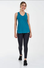 Załaduj obraz do przeglądarki galerii, Model Front: Alto Giro Fitness Haut Regata Skin Fit Alongada Gola V Verde Strong
