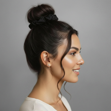 Załaduj obraz do przeglądarki galerii, Image 03: Rio De Sol Chouchou Nero Scrunchie
