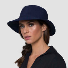 Załaduj obraz do przeglądarki galerii, Model Front: Uv Line Bob Hat California Nac Fem Navy Blue Upf50+
