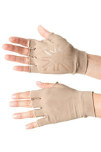 Załaduj obraz do przeglądarki galerii, Model Front: Uv Line Gants Short Gloves Uni Chocolate Upf50+
