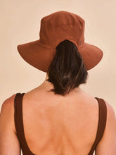 Załaduj obraz do przeglądarki galerii, Model Back: Uv Line Bob Hat California Fem Cognac Upf50+
