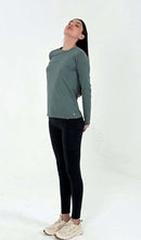Załaduj obraz do przeglądarki galerii, Product Front: Uv Line T-Shirt Longsleeve Fem New Fit Textura Verde Jade Upf50+
