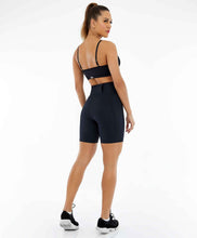 Załaduj obraz do przeglądarki galerii, Model Back: Alto Giro Fitness Bas Bermuda Hyper Com Bolsos Laterais Preto
