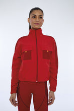 Załaduj obraz do przeglądarki galerii, Model Front: Alto Giro Fitness Haut Jaqueta Techno Taslon Com Bolsos Vermelho Haute Red
