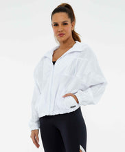 Załaduj obraz do przeglądarki galerii, Model Front: Alto Giro Fitness Haut Jaqueta Tecnospan Recortes Branco
