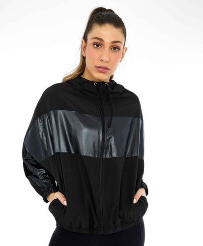 Model Front: Alto Giro Fitness Haut Jaqueta Tecnospan Recortes Preto