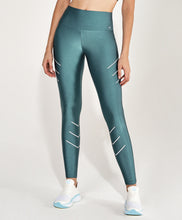 Załaduj obraz do przeglądarki galerii, Model Front: Alto Giro Fitness Bas Legging Atlanta Fitas Refletivas Verde Strong
