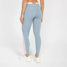 Załaduj obraz do przeglądarki galerii, Model Back: Alto Giro Fitness Bas Legging Blackout Bio Recortes Cinza Lead

