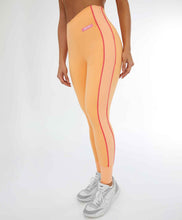 Załaduj obraz do przeglądarki galerii, Model Front: Alto Giro Fitness Bas Legging Blackout Ii C/ Recorte Verticale Laranja Gym
