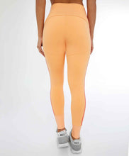 Załaduj obraz do przeglądarki galerii, Model Back: Alto Giro Fitness Bas Legging Blackout Ii C/ Recorte Verticale Laranja Gym
