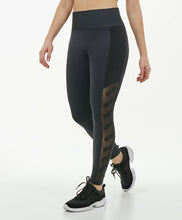 Załaduj obraz do przeglądarki galerii, Model Front: Alto Giro Fitness Bas Legging Hyper Bordado Lateral Preto
