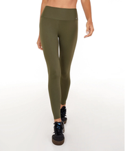 Załaduj obraz do przeglądarki galerii, Model Front: Alto Giro Fitness Bas Legging Hyper Zero Verde Olive
