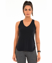Załaduj obraz do przeglądarki galerii, Model Front: Alto Giro Fitness Haut Regata Skin Fit Alongada Gola V Preto
