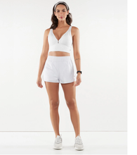 Załaduj obraz do przeglądarki galerii, Model Front: Alto Giro Fitness Bas Shorts Bahamas Branco
