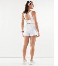 Załaduj obraz do przeglądarki galerii, Model Back: Alto Giro Fitness Bas Shorts Bahamas Branco
