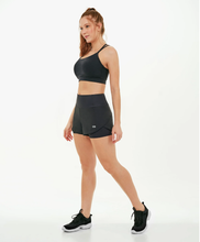 Załaduj obraz do przeglądarki galerii, Model Front: Alto Giro Fitness Bas Shorts Bahamas Elastic Transpassado Preto
