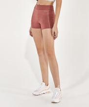 Załaduj obraz do przeglądarki galerii, Model Front: Alto Giro Fitness Bas Shorts Meia Malha Recortes Rib Rosa Hug
