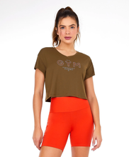 Załaduj obraz do przeglądarki galerii, Model Front: Alto Giro Fitness Haut T-Shirt Cropped Skin Fit Gym Verde Olive
