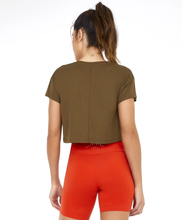 Załaduj obraz do przeglądarki galerii, Model Back: Alto Giro Fitness Haut T-Shirt Cropped Skin Fit Gym Verde Olive
