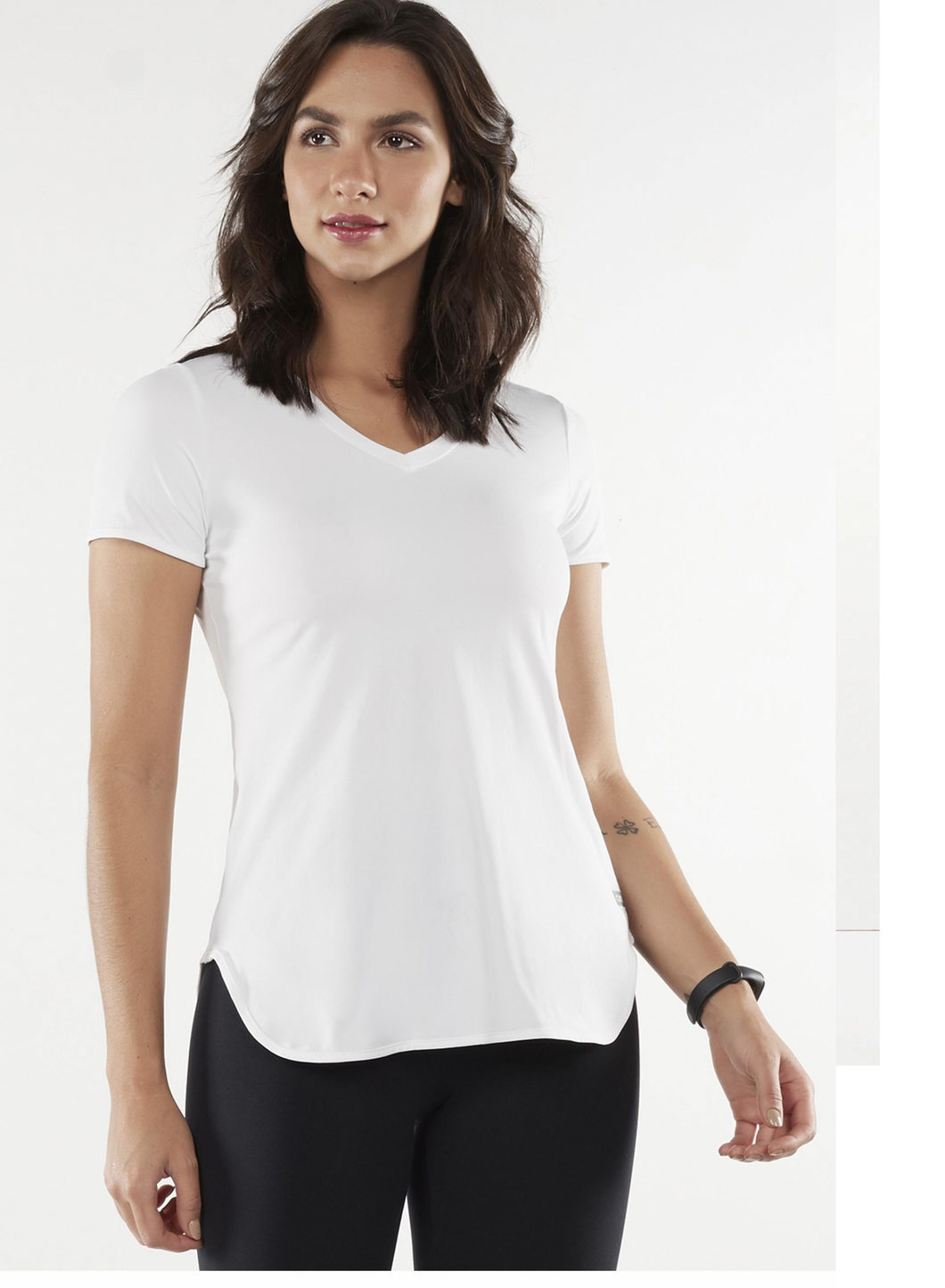Model Front: Alto Giro Fitness Haut T-Shirt Skin Fit Alongada Gola V Branco