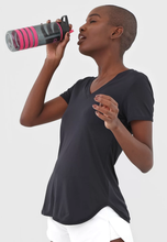 Załaduj obraz do przeglądarki galerii, Model Front: Alto Giro Fitness Haut T-Shirt Skin Fit Alongada Gola V Preto
