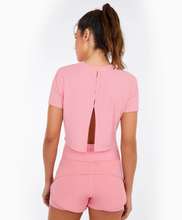 Załaduj obraz do przeglądarki galerii, Model Back: Alto Giro Fitness Haut T-Shirt Skin Fit Cropped 1983 Rosa Icing
