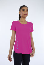 Załaduj obraz do przeglądarki galerii, Model Front: Alto Giro Fitness Haut T-Shirt Skin Fit Inspiracionais Pink Choque
