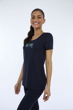Załaduj obraz do przeglądarki galerii, Model Front: Alto Giro Fitness Haut T-Shirt Skin Fit Inspiracionais Preto
