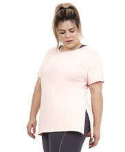 Załaduj obraz do przeglądarki galerii, Model Front: Alto Giro Fitness Haut T-Shirt Skin Fit Silk Gola Plus Rosa Respire
