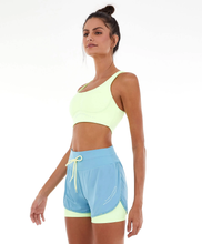 Załaduj obraz do przeglądarki galerii, Model Front: Alto Giro Fitness Haut Top Blackout Sustentacao E Silk Amarelinho Lime
