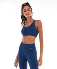 Załaduj obraz do przeglądarki galerii, Model Front: Alto Giro Fitness Haut Top Bodytex Ii Abertura Com Ziper Azul Ocean

