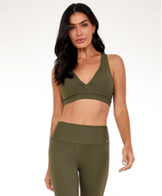 Załaduj obraz do przeglądarki galerii, Model Front: Alto Giro Fitness Haut Top Hyper Costas Nadador Verde Olive
