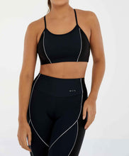 Załaduj obraz do przeglądarki galerii, Model Front: Alto Giro Fitness Haut Top Hyper Recortes Atlanta Preto
