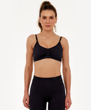 Załaduj obraz do przeglądarki galerii, Model Front: Alto Giro Fitness Haut Top Sem Costura Essential Preto

