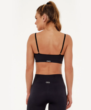 Załaduj obraz do przeglądarki galerii, Model Back: Alto Giro Fitness Haut Top Sem Costura Essential Preto
